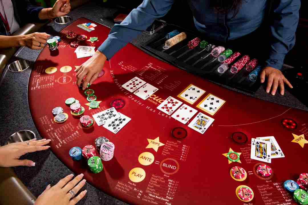ngoài ra các dân chơi cũng có thể chọn bàn poker để thể hiện